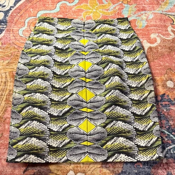 Nicole Miller Yellow and Black Patterned Pencil Skirt. Has stretch - Picture 2 of 5